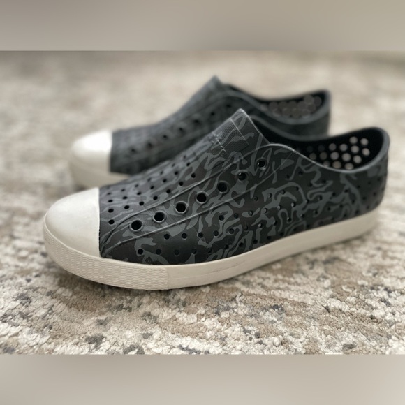 Native Jefferson Black Gray Slip On Sneaker Shoe Size 9 Yachting Resort Beach - Picture 1 of 6